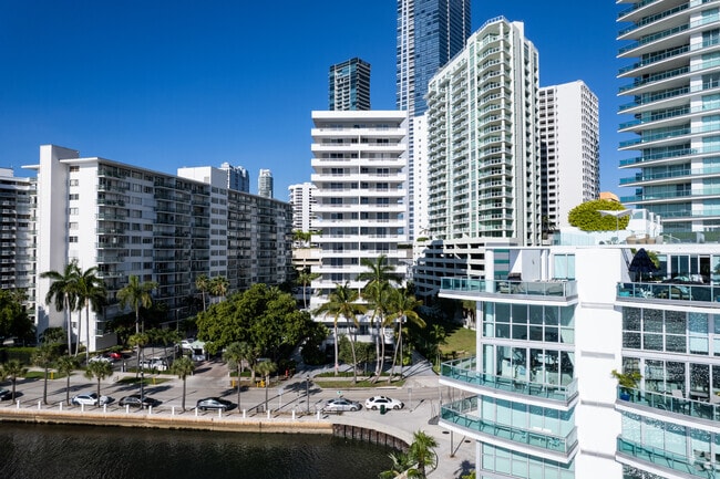 Building Photo - Commodore Bay