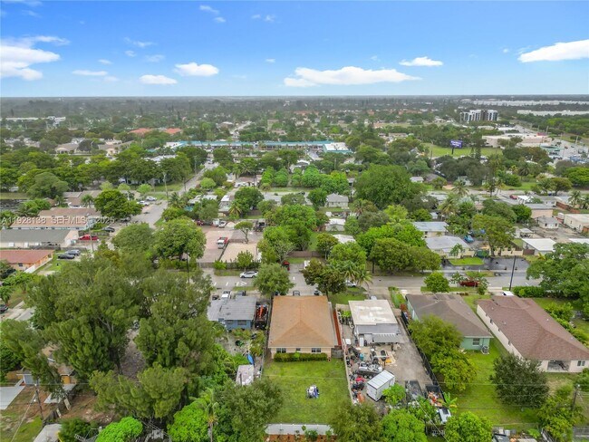 Building Photo - 530 NE 34th St