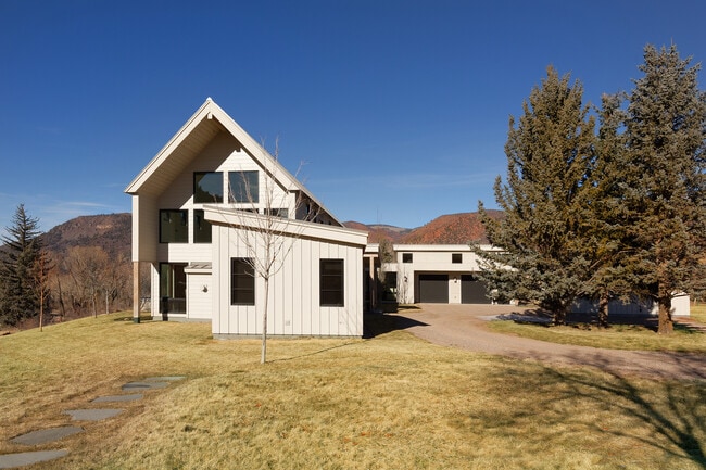 Building Photo - 301 Liberty Ln