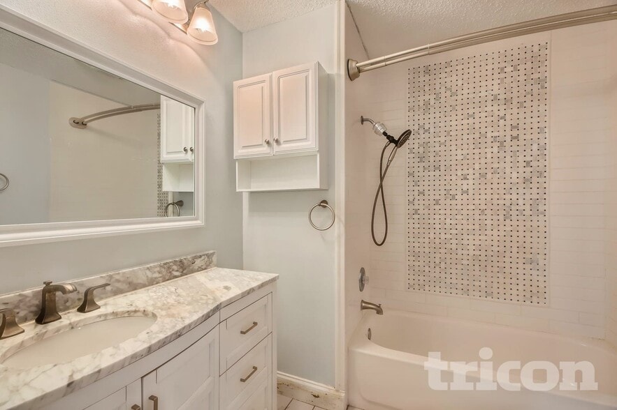 Building Photo - 6934 Sunshine Tree Dr