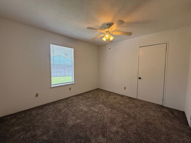 Building Photo - 2920 Sunset Dr