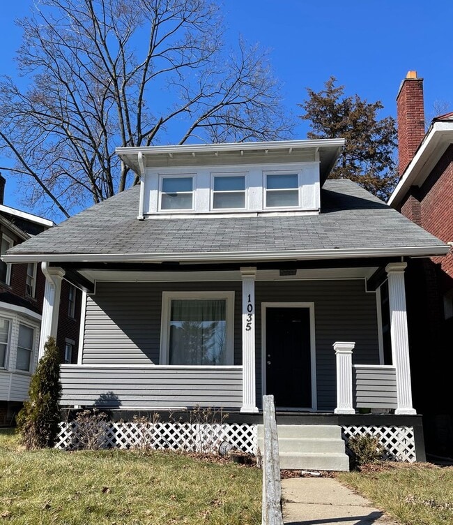 Primary Photo - Great 2 BR with detached 2-car garage