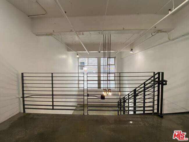 Building Photo - 1130 Flower St