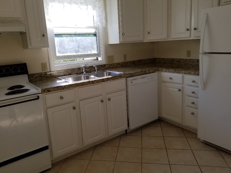 Building Photo - 2000-2002 S Black Ave