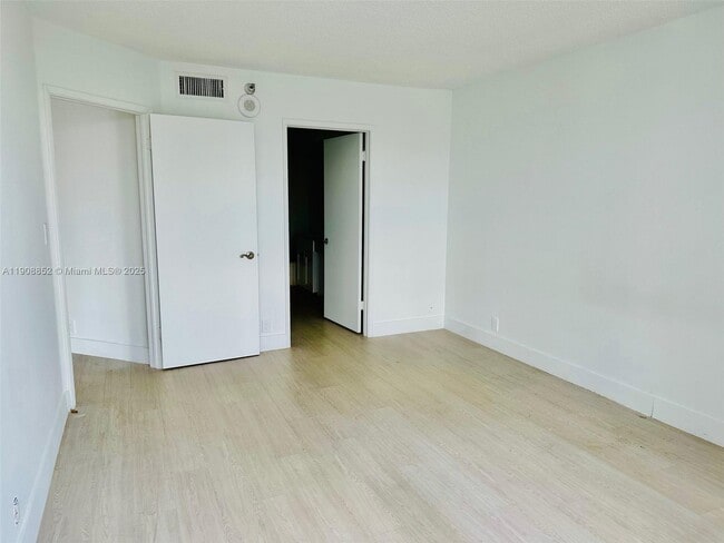 Building Photo - 19101 NE 36th Pl