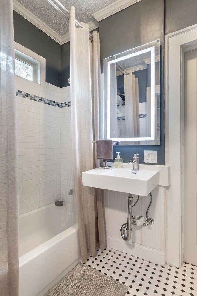 Building Photo - Beautiful 2bd/2ba Bungelow in Kirkwood wit...