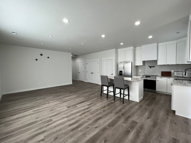 Building Photo - Newer Construction Condos in Moses Pointe!