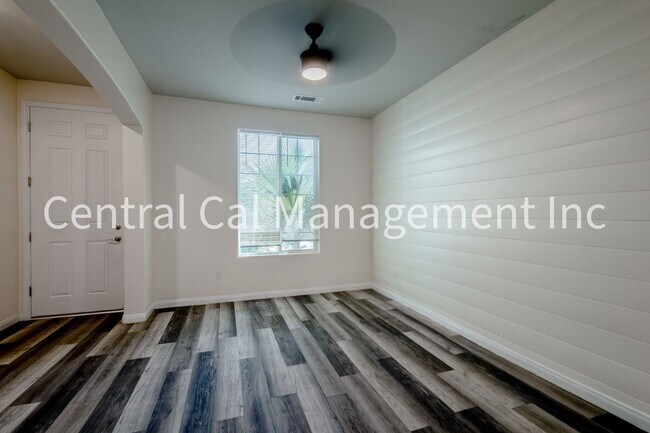 Building Photo - 4 Bedroom/2 Bath Home in the Southwest - $2595 Per Month!