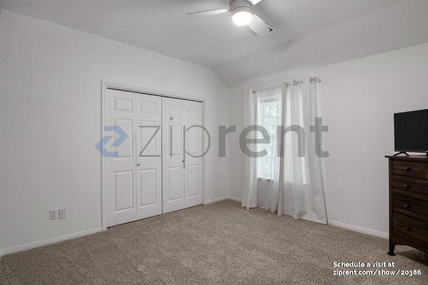 Building Photo - Unit