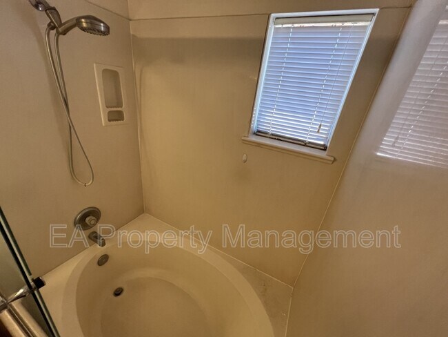 Building Photo - 4009 Pasaje Pl NW