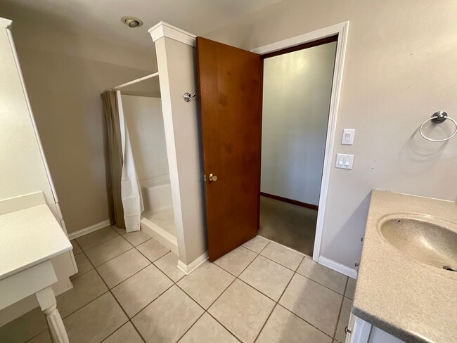 Building Photo - 3-bedroom, 3 bathroom, 12-month rental