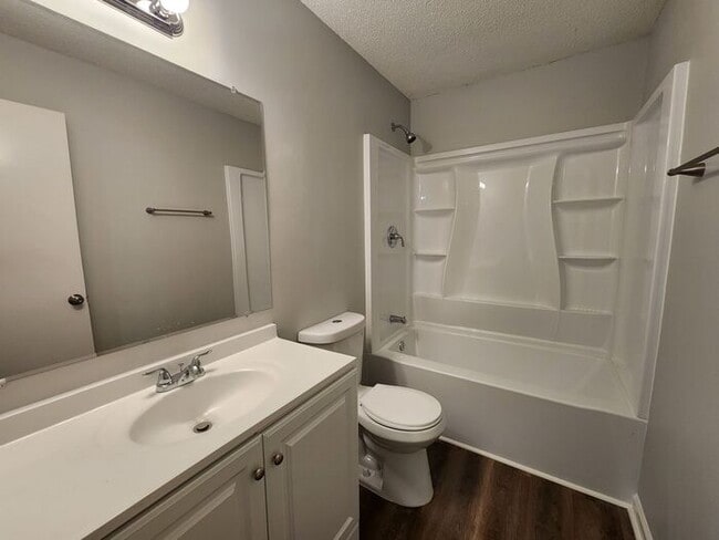 Building Photo - 709 W Creek Cir