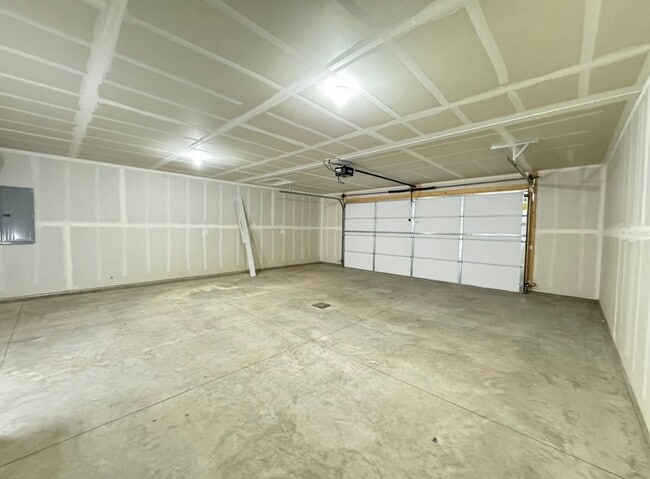 Building Photo - Single Family Home next to Lincoln Elementary!