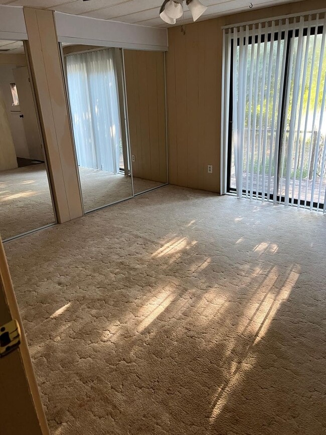 Building Photo - Springfield Riverfront Home