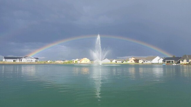 Building Photo - Radiant lake - 3 Bedroom Home