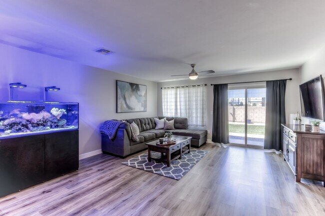 Building Photo - Welcome to this charming 3 bedroom, 2 bath...