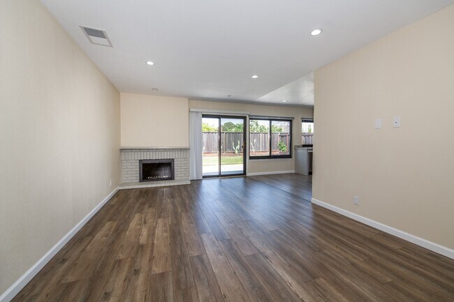 Building Photo - 3 bedroom, 2 bath home on a corner lot clo...