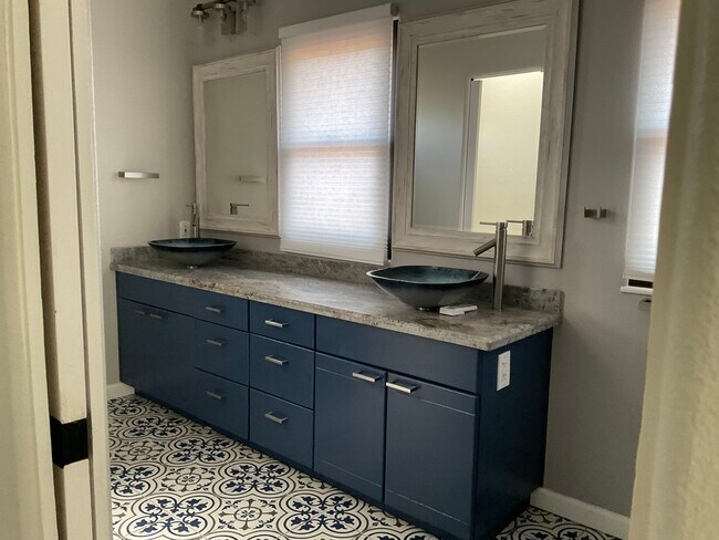 Building Photo - 200 Michaels Ranch Dr