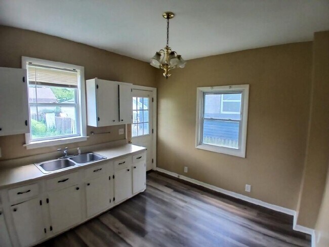 Building Photo - 4 Bed 1 Bath