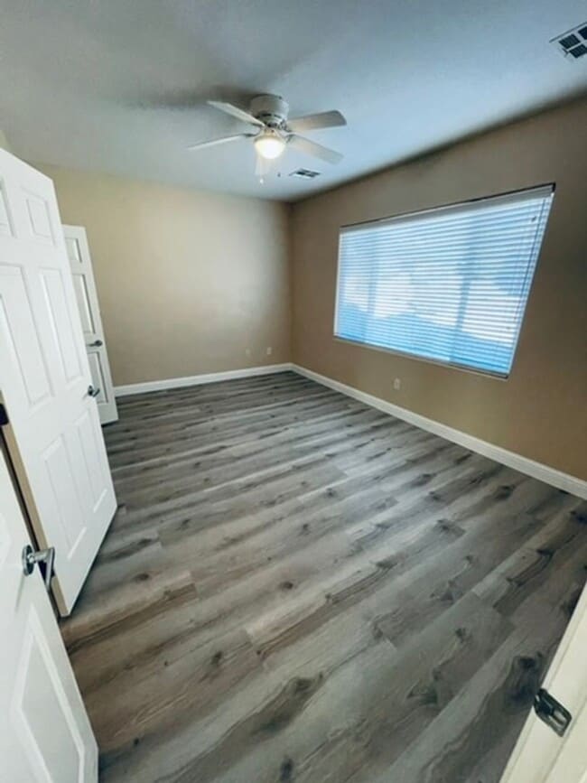 Building Photo - Charming 3 Bedroom in 55+ Solera, Laminate...