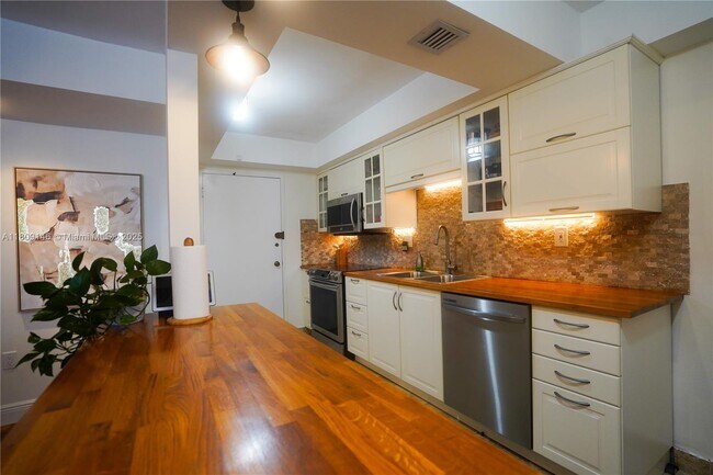 Building Photo - 18031 Biscayne Blvd