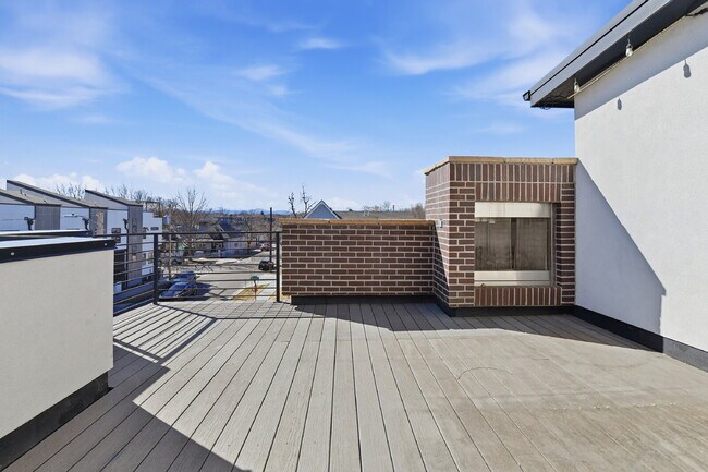 Building Photo - $5,740.95, $300 off the first month's rent, 4 Beds - 5 Bath, Townhouse in Denver with Office!