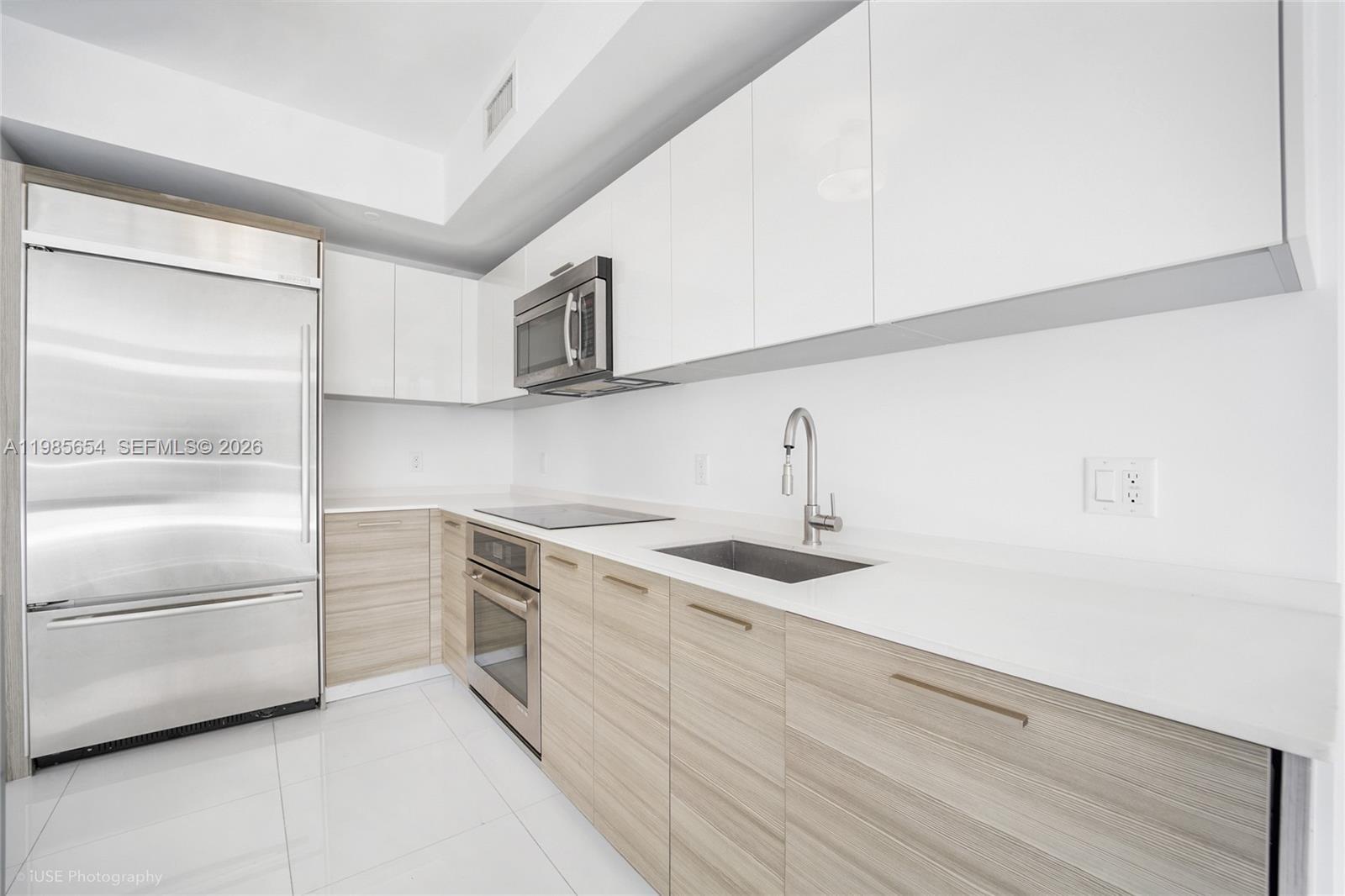 Building Photo - 1300 Brickell Bay Dr