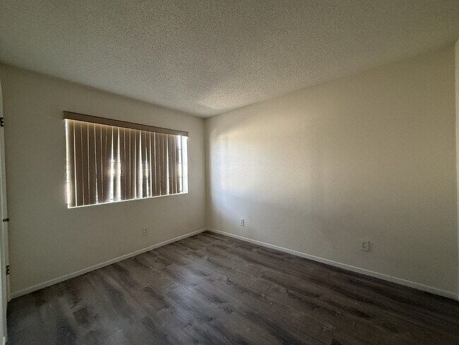 Building Photo - New Flooring, no carpet. 2bed 2bath Gated Community with a Swimming Pool