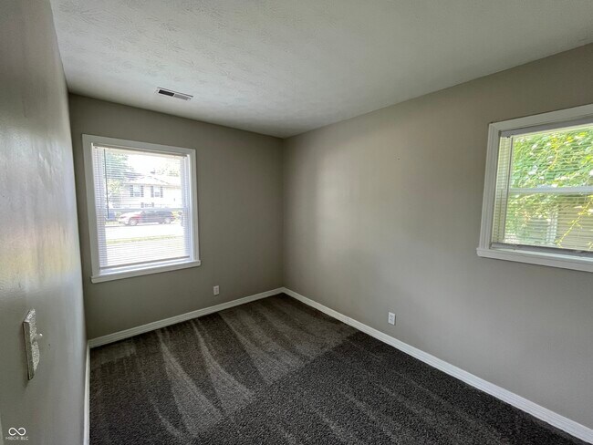 Building Photo - 3831 Bennett Dr