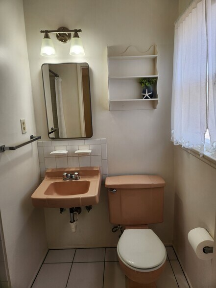 Attached ensuite bath - 1107 Florida St