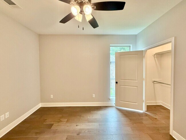 Building Photo - Beautiful and Spacious 3-Bedroom, 2-Bath R...