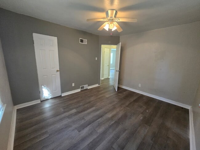 Building Photo - 9846 Dennis Dr