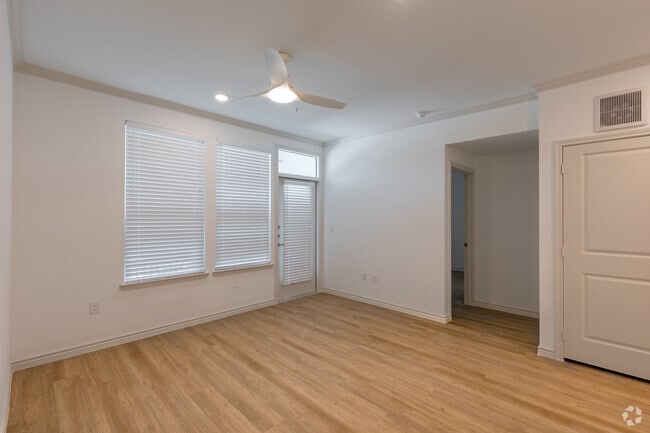 Building Photo - 26302 Oak Ridge Dr