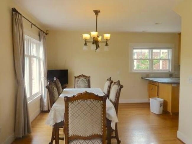 Building Photo - Spacious 3-Level Home Overlooking Magnuson...