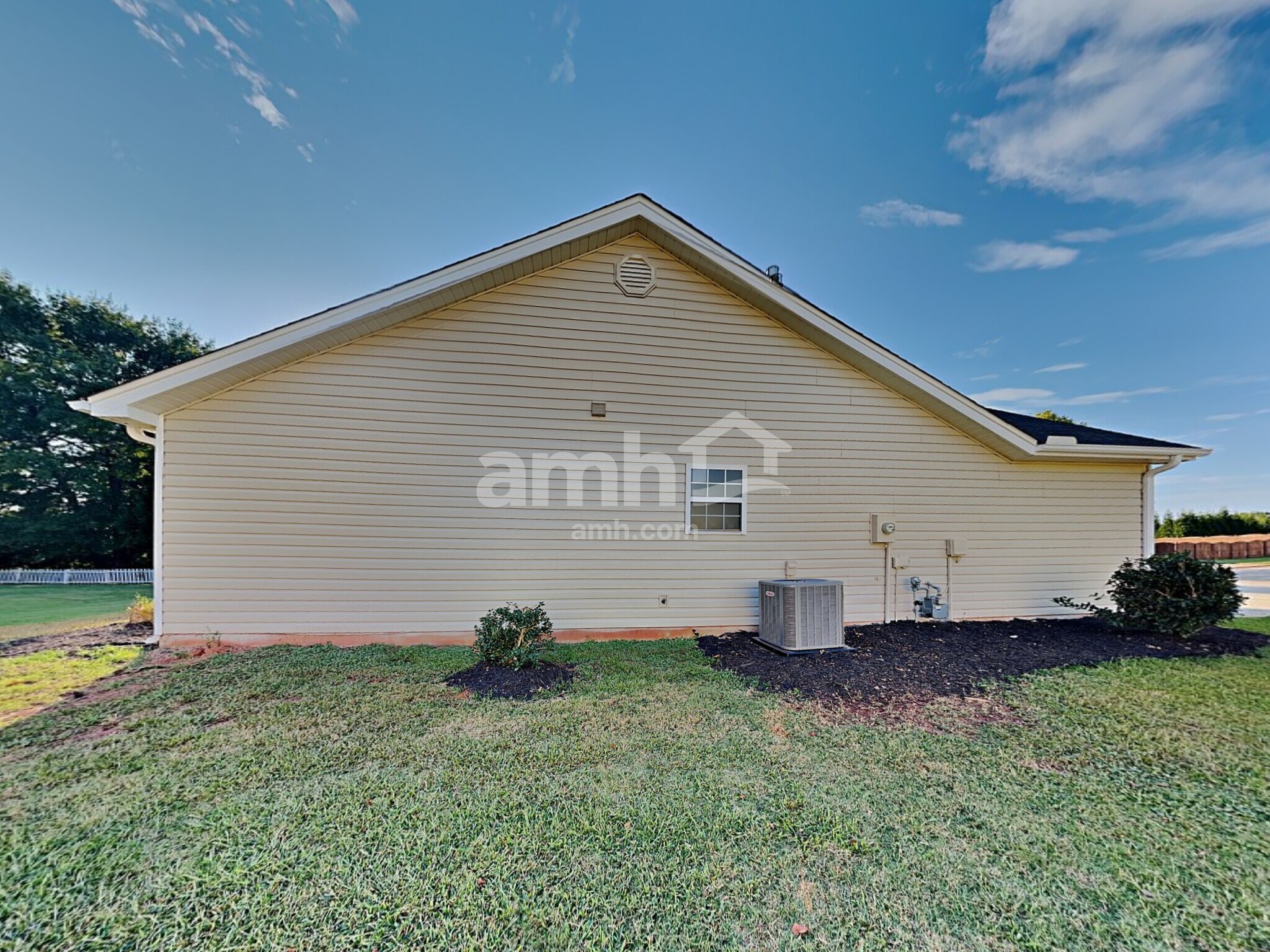 Building Photo - 105 St James Ct