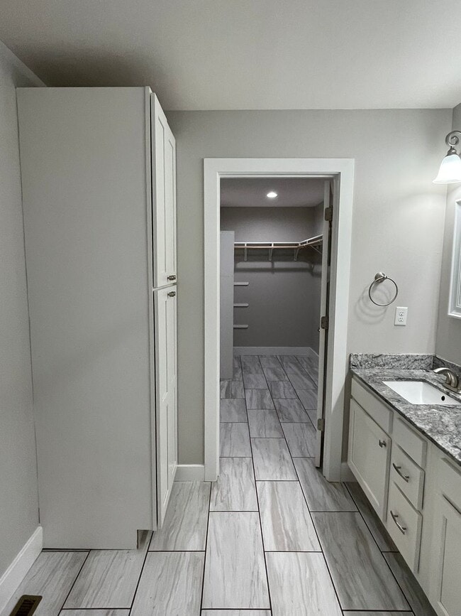 Building Photo - Built in 2020! 3 Bed 2 Bath w/ FENCE and UF Walk Out Basement