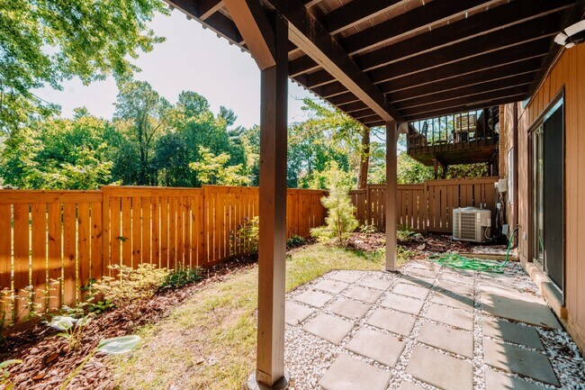 Building Photo - Spacious 5-Bedroom End-Unit Townhome in Reston with 3 Finished Levels, Renovated Kitchen & Fenced...