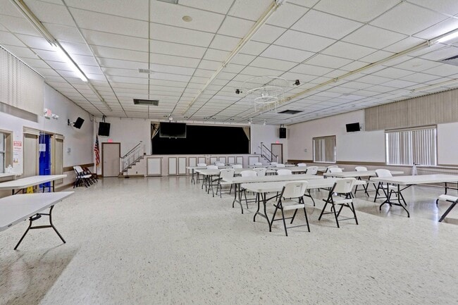 Building Photo - 2661 Barkley Dr W