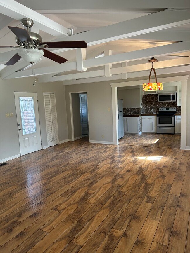 Building Photo - Contact Peggy 501 676 1758