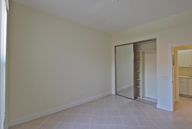 Building Photo - 200 S Hampton Dr