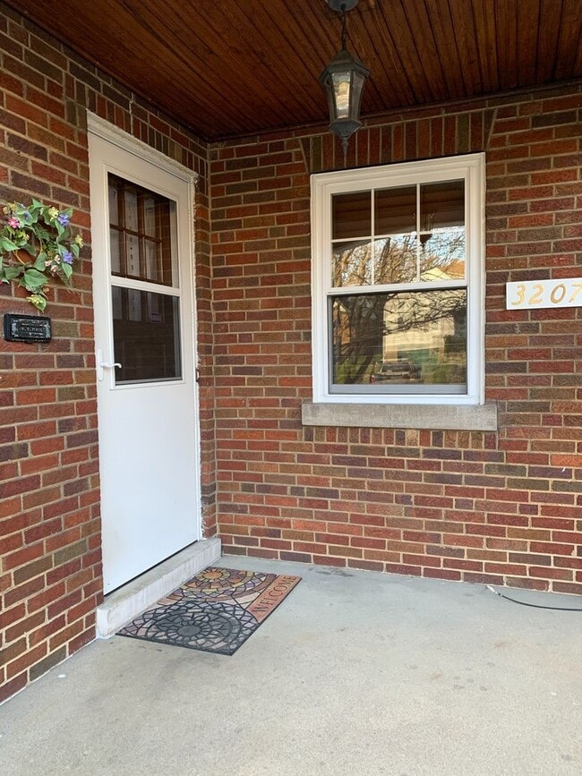 Building Photo - Lovely Two Bedroom Home on a Quiet Street