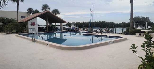 Building Photo - 1611 Minutemen Causeway