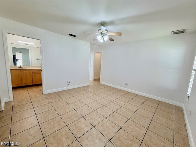 Building Photo - 527 NE 24th Pl