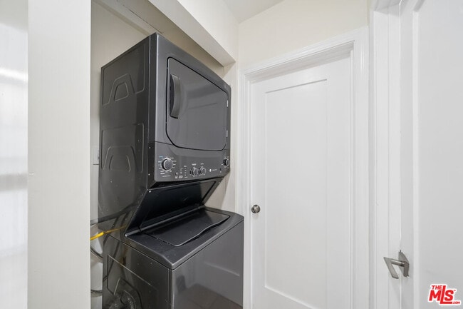 Building Photo - 7946 Fountain Ave