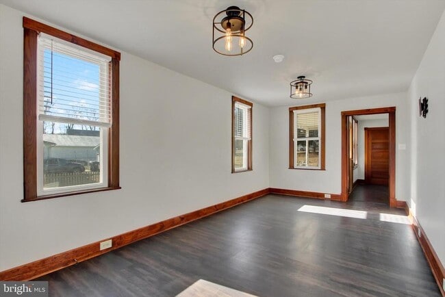 Building Photo - 367 High St