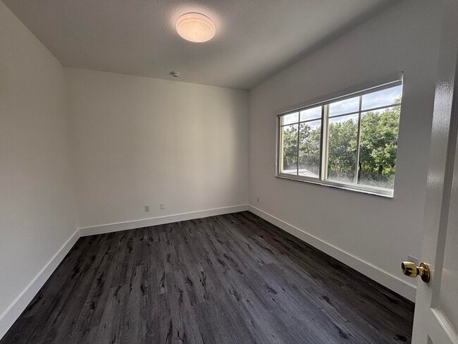Building Photo - 2630 Creekside Dr