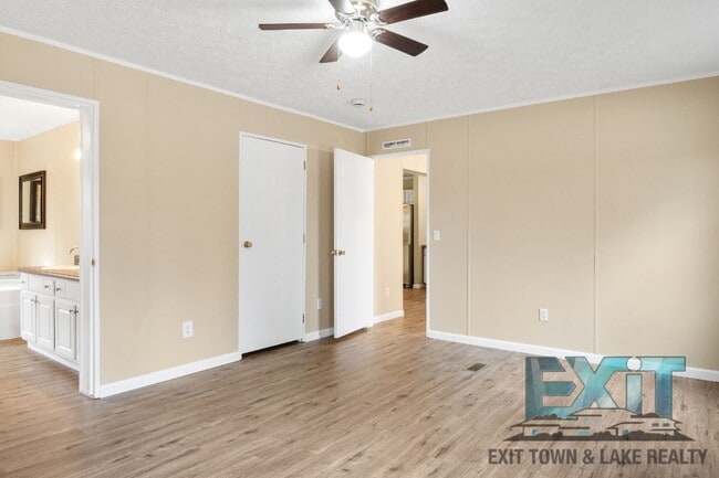 Building Photo - Beautiful Fully Renovated 3 Bed 2 Bath Home