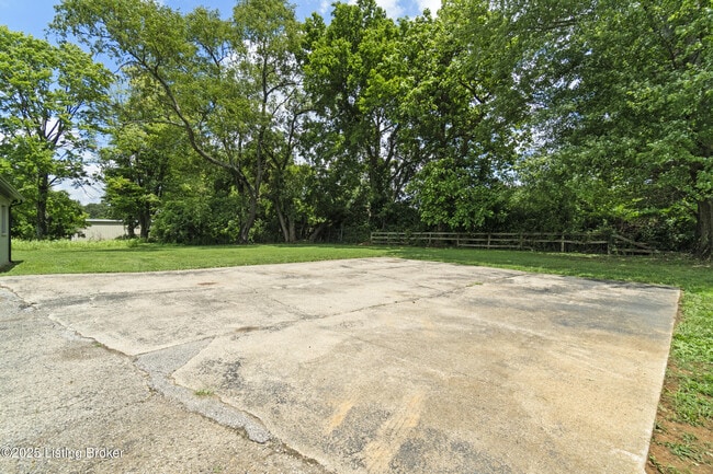 Building Photo - 8002 Watterson Trail