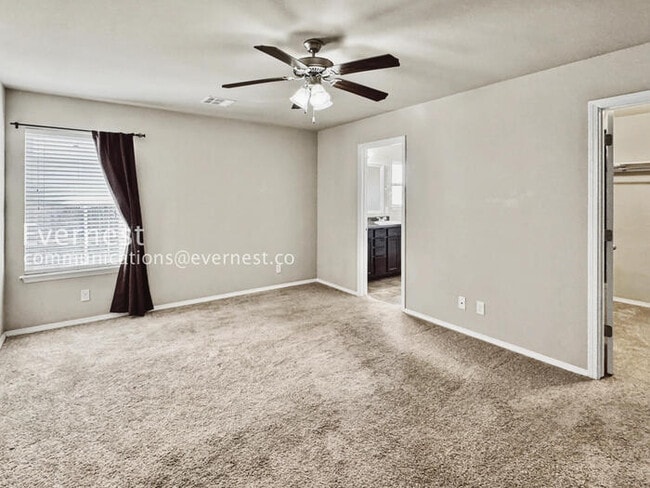 Building Photo - 3 Bed/2 Bath Home with Fenced Yard & Garage / Pet-Friendly / Available Soon!