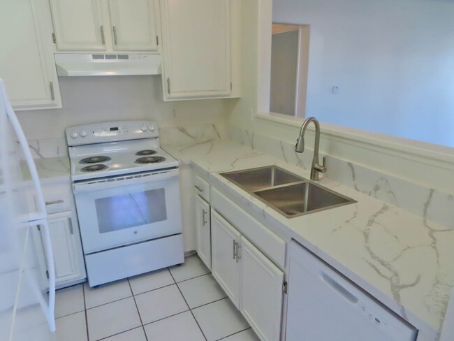 Building Photo - 3 bed, 2 bath Condo in San Diego's Linda V...